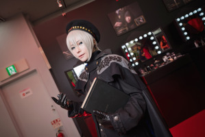 【コスプレ】人気男装レイヤー・くりゅ、“黒の魔術師”ホワイトメイクが美しい【ウルアコKATEブース】 画像