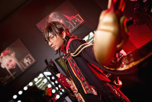 【コスプレ】人気男性レイヤー・NaGi、“赤の魔術師”立体感ある褐色メイクに注目！【ウルアコKATEブース】 画像