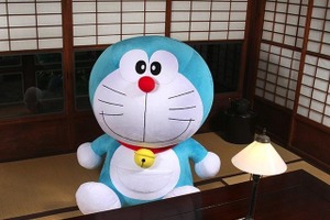 価格19万4250円、身長129.3cmのビッグなドラえもんのぬいぐるみ 画像