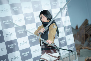 宇垣美里、「進撃の巨人」ミカサのコスプレ姿披露！ ミニ巨人を駆逐する一幕も【写真42枚】 画像