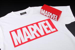 “MARVELのロゴ”がTシャツ＆フィギュアに！ 着たい・飾りたいを同時に叶えるお得なセット 画像