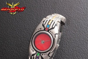 「仮面ライダークウガ」変身ベルト“アークル”が腕時計に！重厚で大人の普段使いに◎ 画像