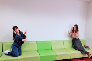 「声優と夜あそび」新MCの小松未可子、相棒・上坂すみれと“ディスタンス”を空けたツーショット披露 画像