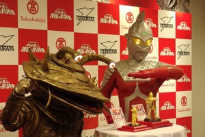 純金のウルトラセブンとカネゴンが登場、お値段は税抜1000万円　 画像