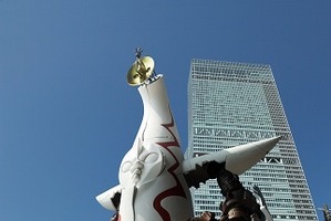 「太陽の塔」は巨大ロボだった？　岡本太郎もびっくり！超合金で登場 画像