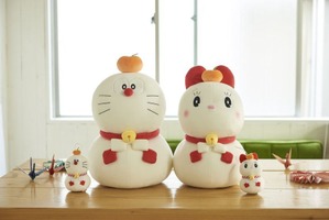 ドラえもん＆ドラミちゃんがもっちもちの鏡餅に！ クッション＆マスコットが登場 画像
