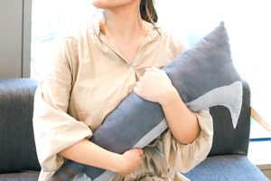 「ひぐらしのなく頃に卒」“レナの鉈”があなたの部屋のインテリアに！ 存在感抜群のクッション登場 画像