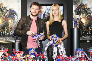 「トランスフォーマー」出演俳優がタカラトミー本社を訪問　いっぱいのオモチャを満喫 画像