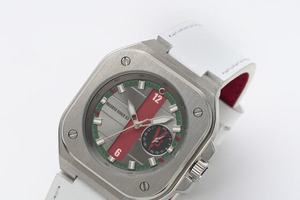 「仮面ライダーV3」腕時計が登場！シルバーに赤・緑の文字盤でボディーを表現 画像