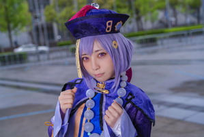 【コスプレ】「七七、キョンシーだ。」人気レイヤー・星乃まみが愛くるしい『原神』七七コスで「ニコ超」参加！【写真10枚】 画像