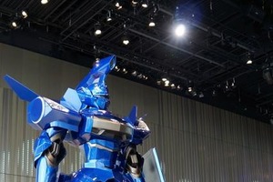 「超速変形ジャイロゼッター」横浜・日産グローバル本社に登場　GT-R がロボットに変身 画像