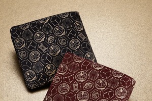 「ドラえもん」を伝統の“甲州印伝”にデザイン♪ 職人手作りの二つ折り財布＆カードケース登場 画像