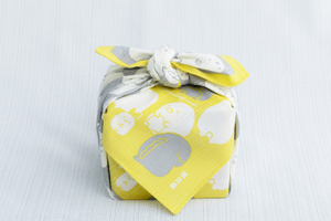 「すみっコぐらし」しろくま、とんかつ、えびふらいのしっぽが風呂敷に♪ 落ち着いた色合いで日常でも使える◎ 画像