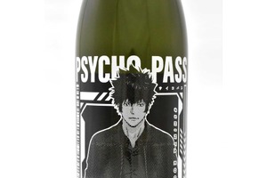 「PSYCHO-PASS サイコパス」狡噛慎也が描かれた彫刻ボトルの“日本酒”が登場！ 10周年記念の木箱もクール 画像