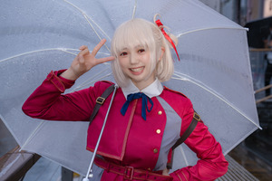 【コスプレ】「リコリス・リコイル」錦木千束、「雨だけど私は元気！」な満面の笑みが可愛い！ 注目レイヤー・棚ちぃ【写真7枚】 画像