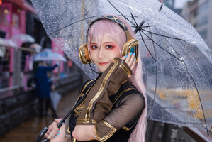 【コスプレ】「VOCALOID」巡音ルカ、雨で際立つミステリアス＆クールな美しさに魅了！ 注目レイヤー・いもけんぴ。【写真7枚】 画像