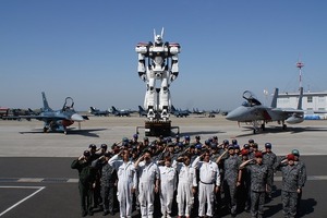 イングラムが 航空自衛隊築城基地に表敬訪問 F-2＆F-15とコラボ実現 画像