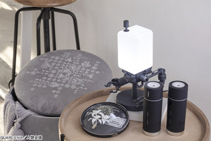 「NieR:Automata」ポッド型テーブルランプから、“月の涙”のフラワーフレームまで！ こだわりのインテリア登場 画像