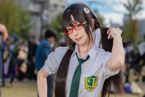 【コスプレ】絶対領域に釘付け！メガネと制服がバッチリきまった真希波・マリ・イラストリアス【写真8枚】 画像