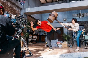 Netflix実写映画「シティーハンター」話題の“100t ハンマー”誕生秘話も！ 特別映像＆メイキングスチール公開 画像