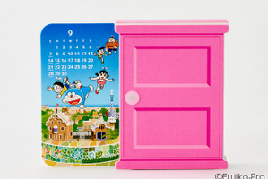『ドラえもん』“どこでもドア”で2025年は世界旅行へ！卓上カレンダーが「藤子・F・不二雄ミュージアム」に登場 画像