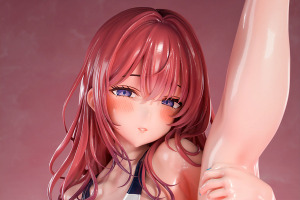 “秘密の水泳教室”で人妻とストレッチ…!? 大胆な水着が豊満ボディを包むフィギュア登場 画像