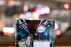 「呪術廻戦」“そこの雑草、会うのは3度目だな？” 五条悟や伏黒恵の「渋谷事変」名場面がグッズ化！ 「AIR TWOKYO」コラボ 画像