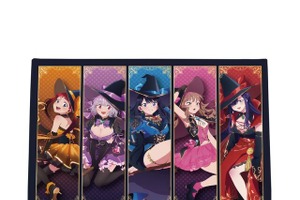 太もも眩しい“魔女”にメロメロ…！「グリッドマンユニバース」ポップアップストアが開催、六花やアカネたちの描き下ろしイラストが魅惑的 画像