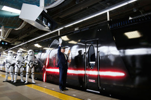 「スター・ウォーズ／フォースの覚醒」号、ストームトルーパーに見守られて発進 画像
