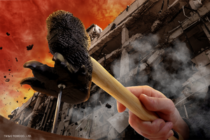 “本物のゴジラの足”で釘を打つ!? なんて緊迫感だ…「ゴジラハンマー」発売 画像