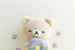 「リラックマ」とお花に癒やされる～♪ GW旅行にもぴったりなポーチやもこもこぬいぐるみも！フラワーモチーフの新アイテム登場 画像