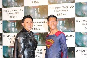 「バットマンVSスーパーマン」川崎宗則と槙野智章が二大ヒーローに　ヘディングでも乱れない七三分けを披露 画像