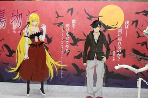 「傷物語」がJR秋葉原駅構内に登場　原画やアクリルフィギュアが並ぶ 画像