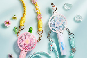 「ディズニー」見た目も涼しいひんやりグッズ♪ オラフ、パスカル、フランダーがモチーフのハンディファンや接触冷感パジャマなど 画像