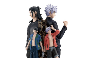 「呪術廻戦 懐玉・玉折」五条悟＆夏油傑、“あの頃”の2人がスタチューに！「それに オマエもいる」 画像