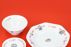 「ドラえもん」“カムカムキャットフードを食べた猫”グッズで町中華気分♪「未来デパート」に新商品登場 画像