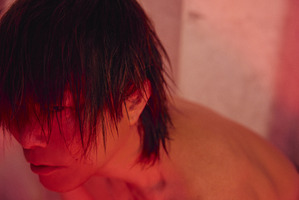 声優・谷山紀章、脱衣！魅惑のセクシーショットをちら見せ…ウサギの着ぐるみ姿も♪写真集「KRONICLE」新着カット 画像