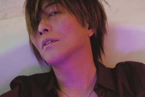 声優・谷山紀章（50）の色気が止まらない…！ 最新写真集「KRONICLE」表紙がお披露目に 画像