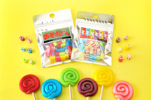 「おそ松さん」6つ子をシルエットやイメージカラーで表現！「パパブブレ」コラボキャンディ登場 画像