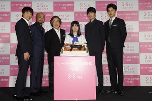 「セーラー服と機関銃 -卒業-」完成披露試写会  橋本環奈がサプライズの誕生日祝い 画像