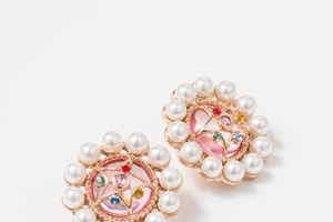 「セーラームーン」ムーンプリズムパワーメイクアップ！ 変身ブローチやセレニティドレスのコラボアクセサリー再販決定♪ 画像