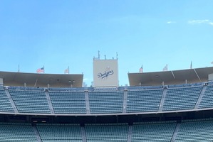 ウルトラマン＆バルタン星人がドジャースタジアムで乱闘!? 「MLB」ドジャースの始球式に登場 画像