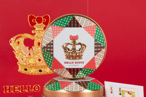 “ハローキティ×王冠”がかわいすぎ♪ レトロなお菓子缶にときめく～！ガラス絵で描いた「ハローキティのトランプ缶」登場 画像