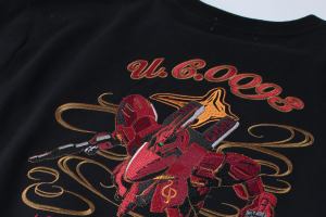 「ガンダム」シャア専用ザクII、「逆襲のシャア」サザビーを大胆グラフィック刺繍で表現！「STRICT-G」新作Tシャツ登場 画像