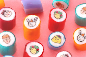 「コジコジ」 次郎、おかめちゃん、ジョニーたちがキャンディ＆グミに変身♪ 世界観をパパブブレが表現！ 画像