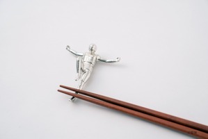 「宇宙刑事ギャバン」ジャンプポーズを忠実再現！“着膳せよ！銀の魂を継ぐ者よ―” フィギュアとしても楽しめる純錫鋳物の箸置きが登場 画像