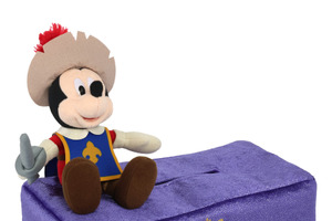 ディズニー映画「ミッキー、ドナルド、グーフィーの三銃士」新グッズが登場！クッションや毛布など日常使いのアイテムたくさん 画像