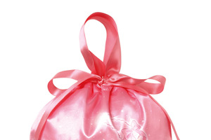 キティ、マイメロ、ポムポムプリンらが月の上でスヤスヤ…♪ “ゆめかわ”巾着バッグがカプセルトイに登場 画像