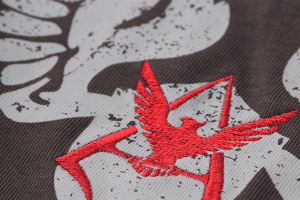 「ガンダム」リアルアーミー感漂うミリタリージャケット＆Tシャツが登場！ ザクIIとシャア率いるA12部隊の2カラー展開 画像