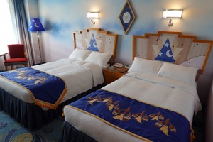 ディズニーホテルに新客室誕生！「ミッキーマウスルーム（魔法使いの弟子）」へ潜入♪ 没入感高くて夢でもミッキーに会えそう!? 【レポート】 画像